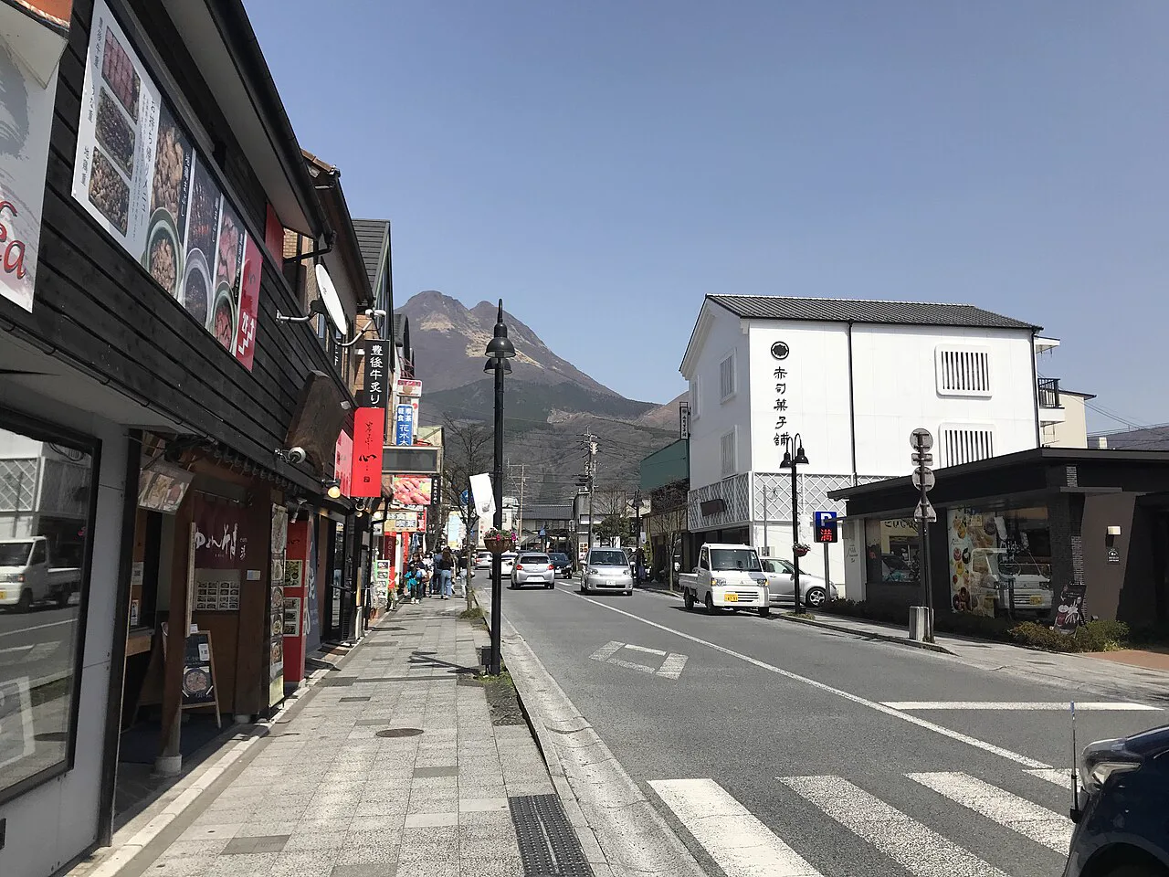 Yufudake and Yufumi-dori near Yufuin Station