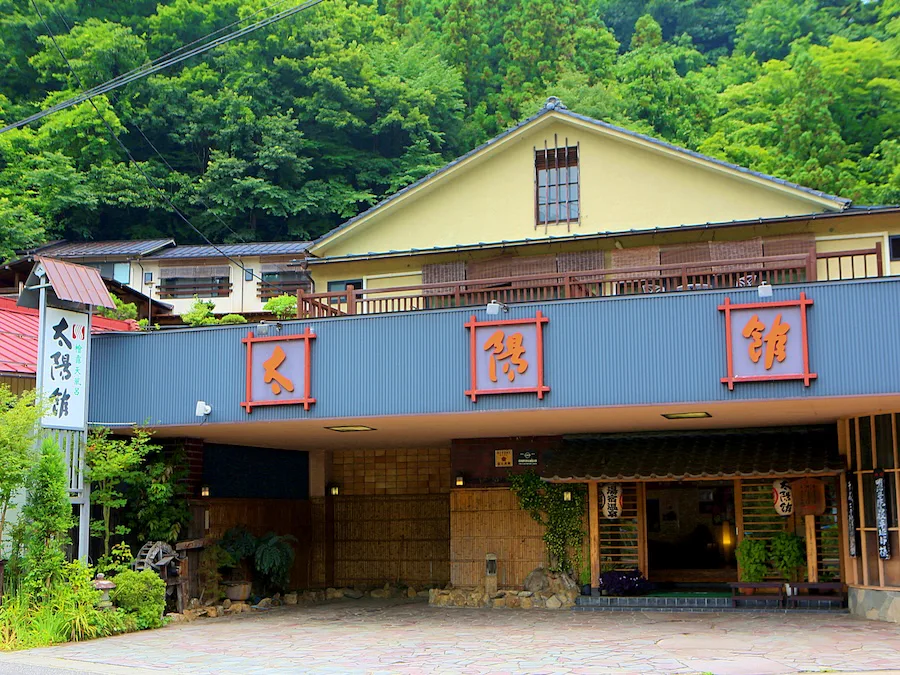 Yujuku Onsen Day Trip: Three Inns, Three Different Bath Windows