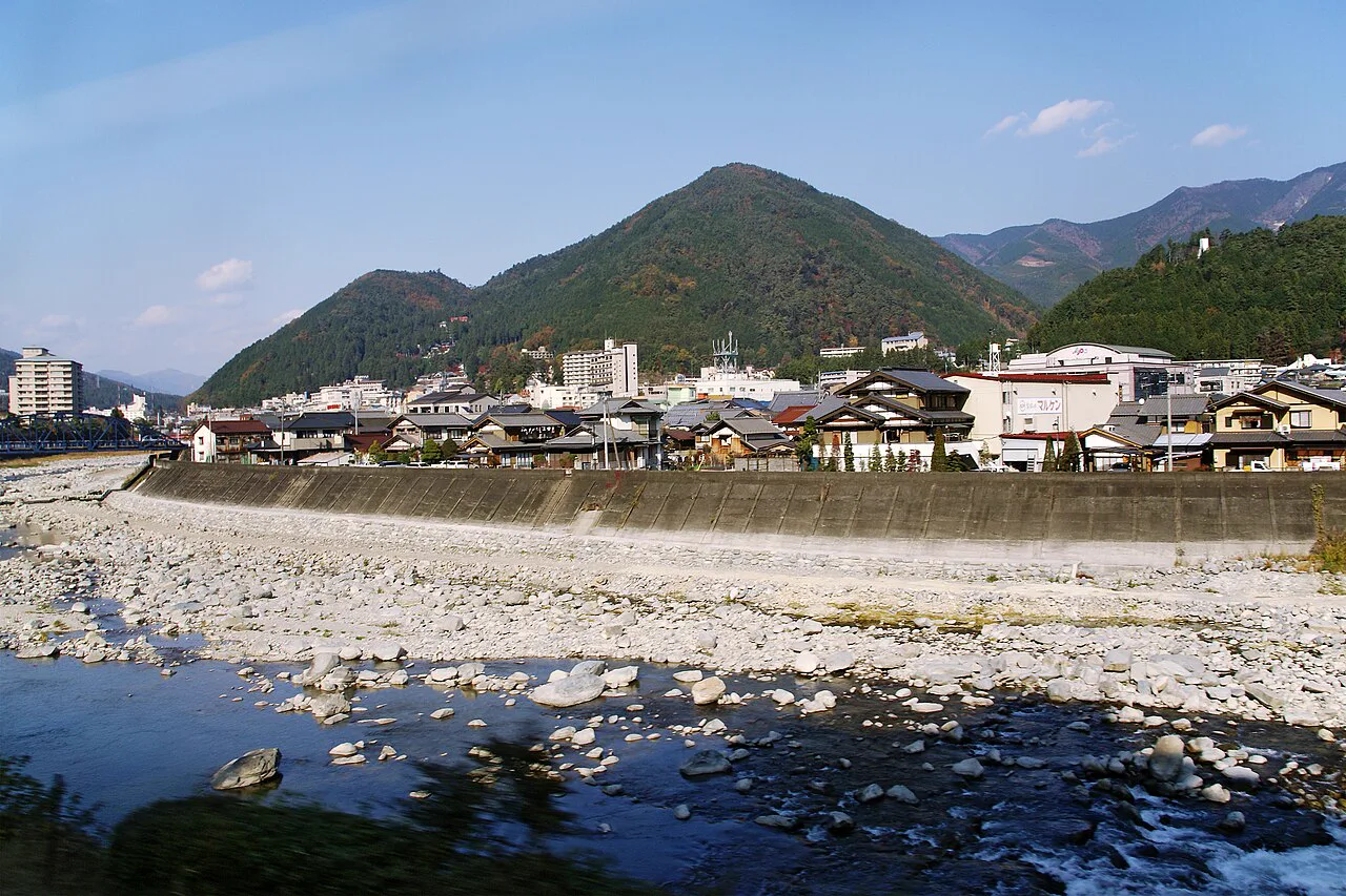 Bosenkan in Gero: River Views, Private Baths and the Right Room
