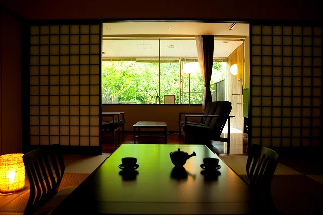 Large indoor hot-spring bath in a Yufuin Ubl special room