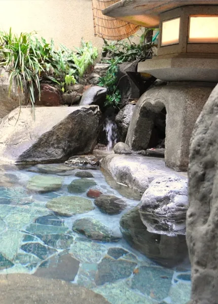 Izumiso's garden-facing outdoor rock bath