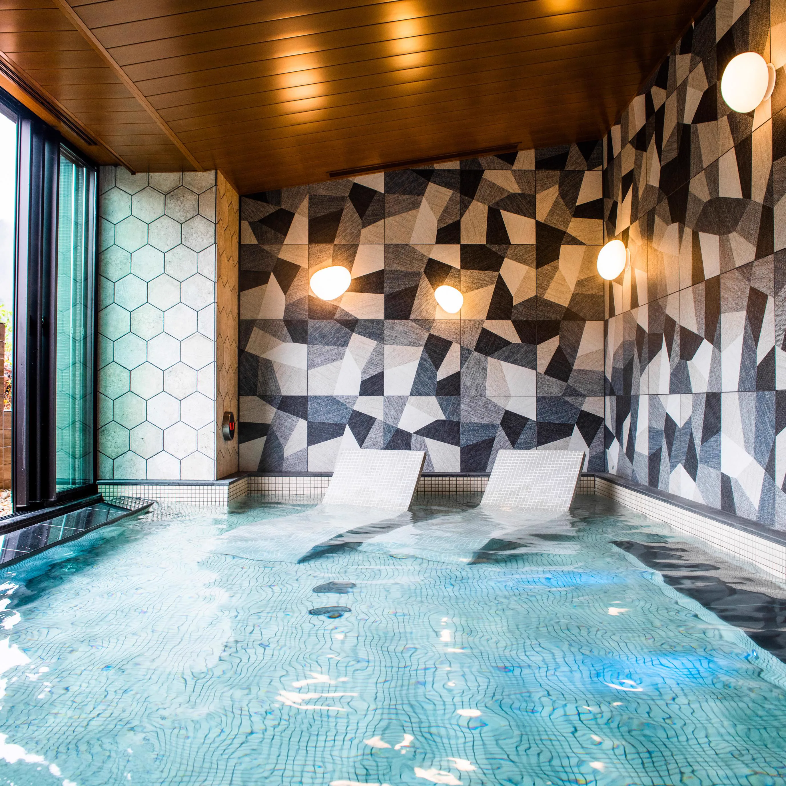 Hakone Onsen Ryokan for Couples: Where Can You Bathe Together?