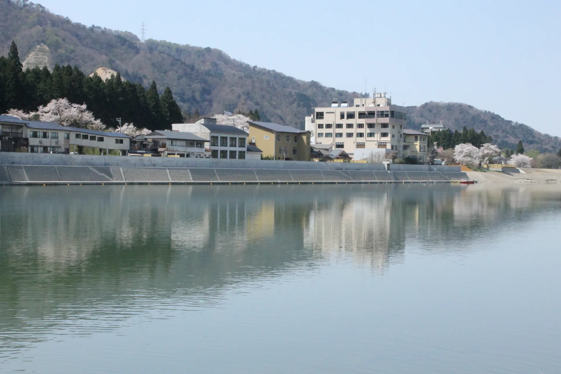 Sakihana Onsen Without a Car: A Walkable Half-Day by the Agano River
