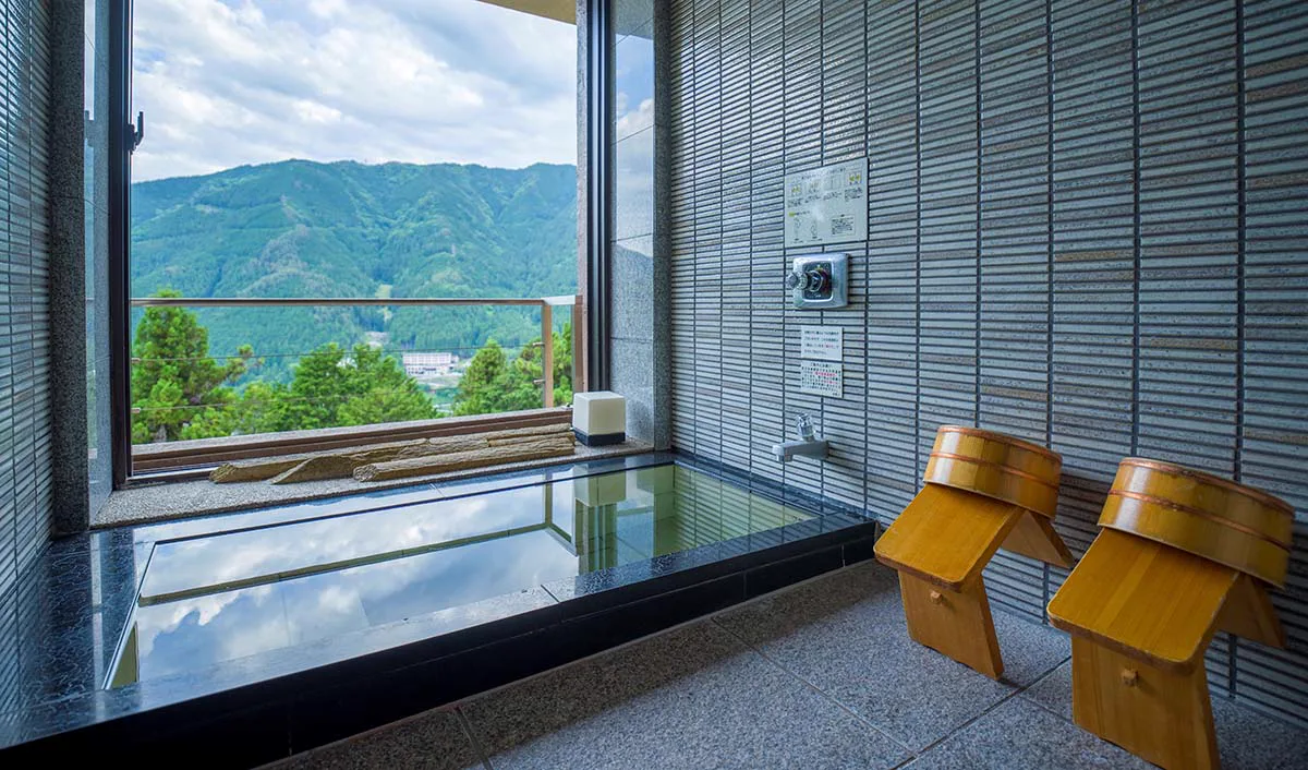 A view bath in a Yunoshimakan Keizansō guest room