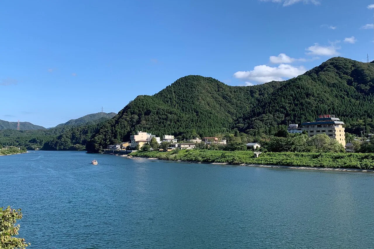 Sakihana Onsen in Autumn: When to Go for Agano River Views