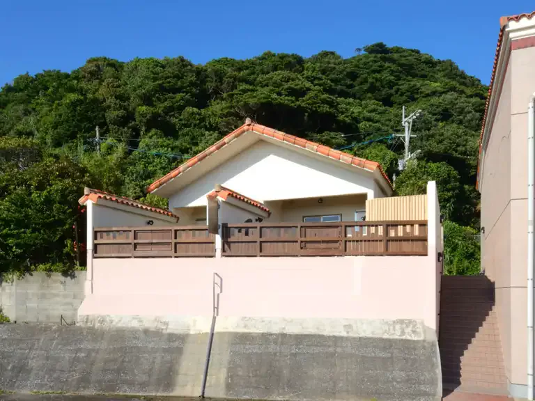 The private-bath annex is separate from the hotel’s main building