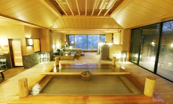 Kusatsu Hotel 1913’s shared bath and outdoor bath, supplied by Sainokawara and Bandai-kō springs