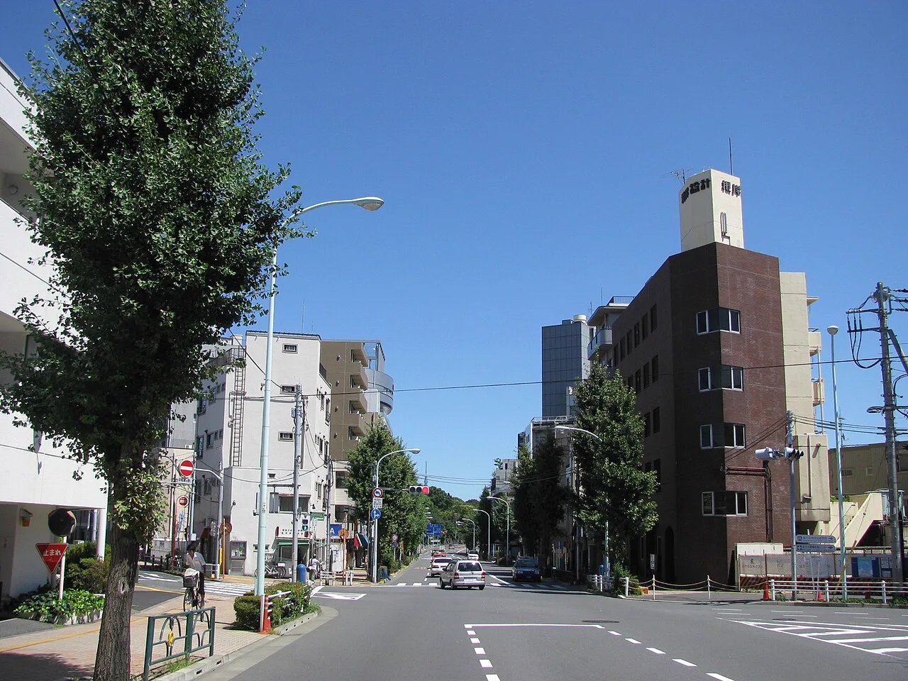 Street and sloped approach in the Oji-Honcho area