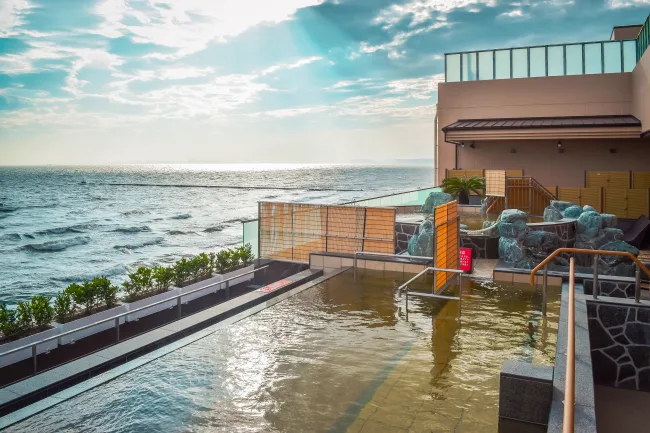 Makuhari Onsen Yuraku no Sato: Tokyo Bay Views, Spring Water and Getting There