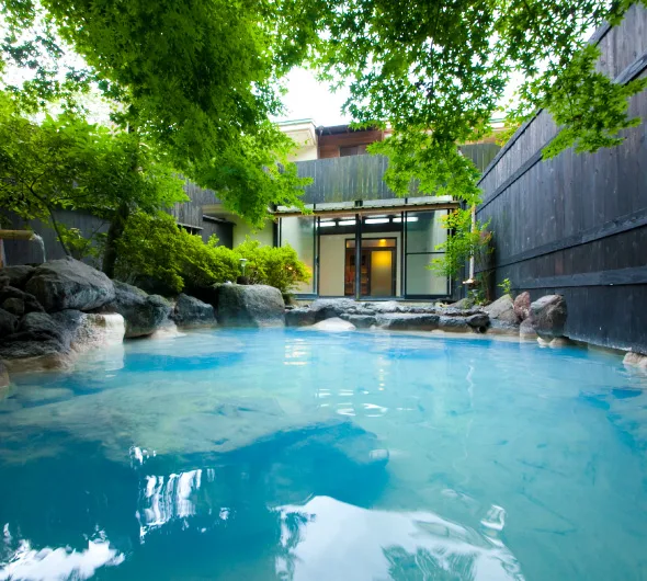 Yufuin Yasuha: When to Pay Extra for a Room with a Blue Onsen