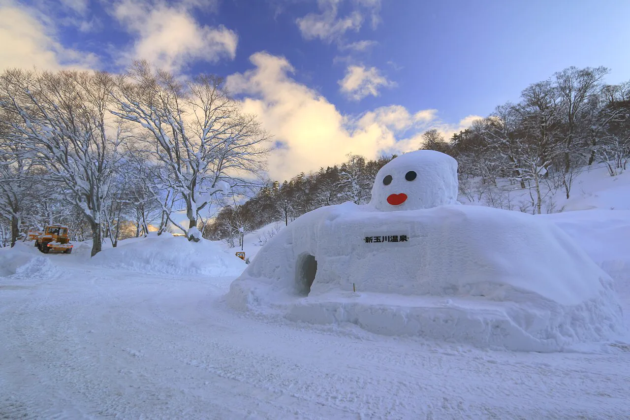 Shin-Tamagawa Onsen building in winter
