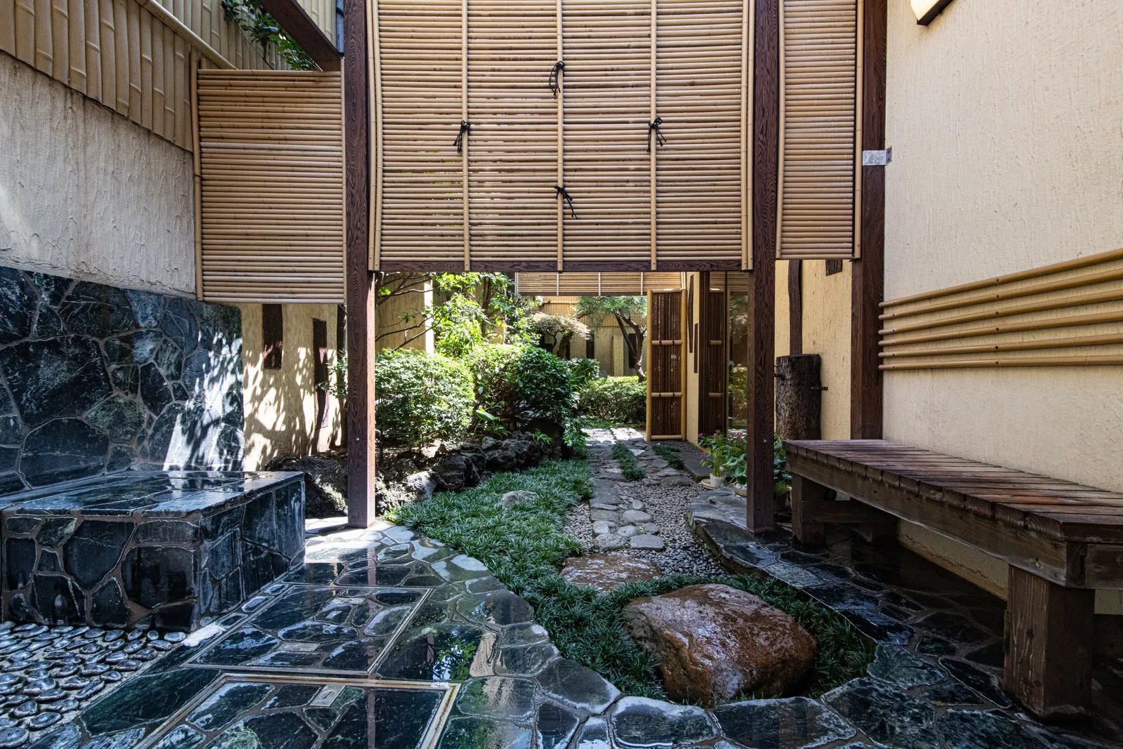 Matsunoyu in Nakanobu: Natural Spring Water, a Garden Bath and Two Different Saunas