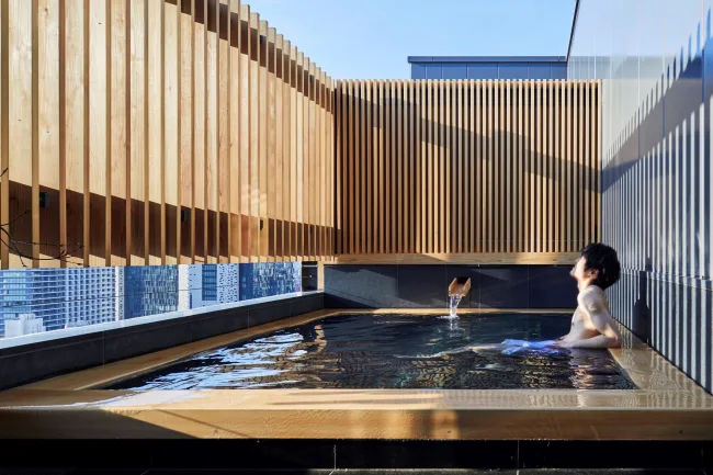 Outdoor hot-spring bath on the 18th floor of YUEN SHINJUKU