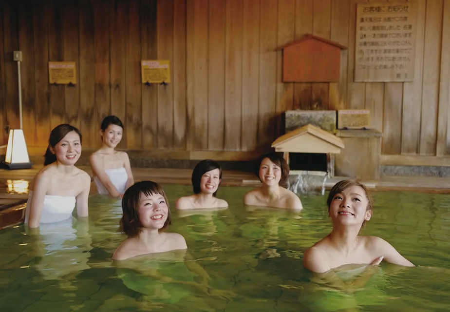 Tsukioka Onsen Through the Seasons: When to Walk, Bathe and Stay