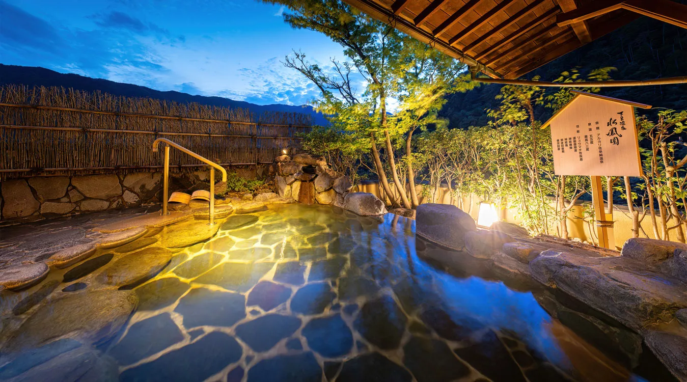 The elevated Tono-no-Yu outdoor bath at Suihoen