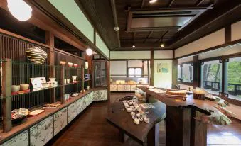 Hananomai or Nihon no Ashitaba? A Town Stay or a Private-Bath Retreat