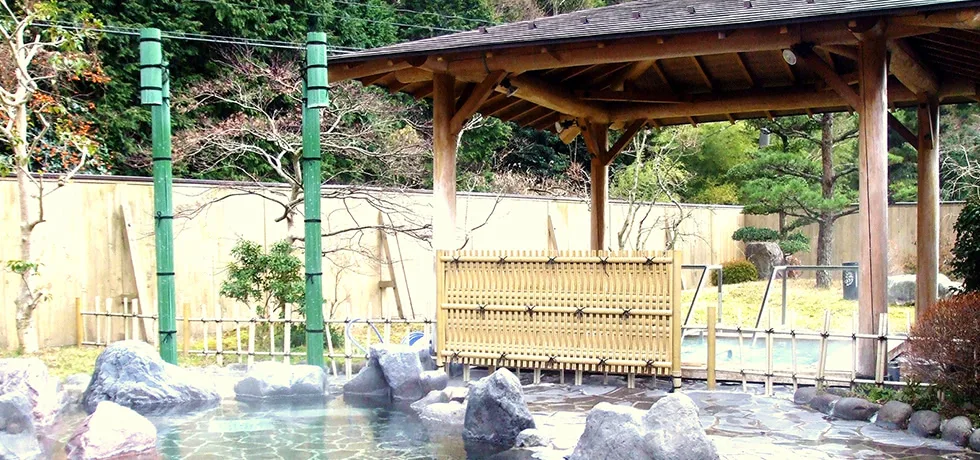 Outdoor stone bath at Ichinomata Onsen Grand Hotel