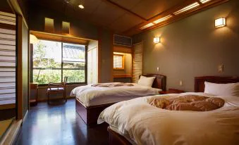Baien or Gettouan for an Autumn Stay in Yufuin?