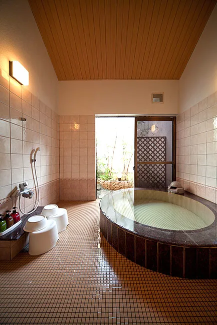 Early-Morning and Late-Night Baths in Kumamoto City