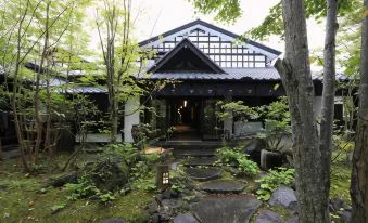 Soan Kosumosu or Gettouan? A Central Ryokan or a Hillside Cottage