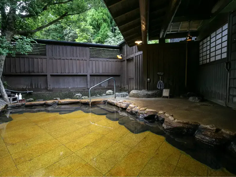 The renovated Daikan-no-yu outdoor bath at Okyakuya